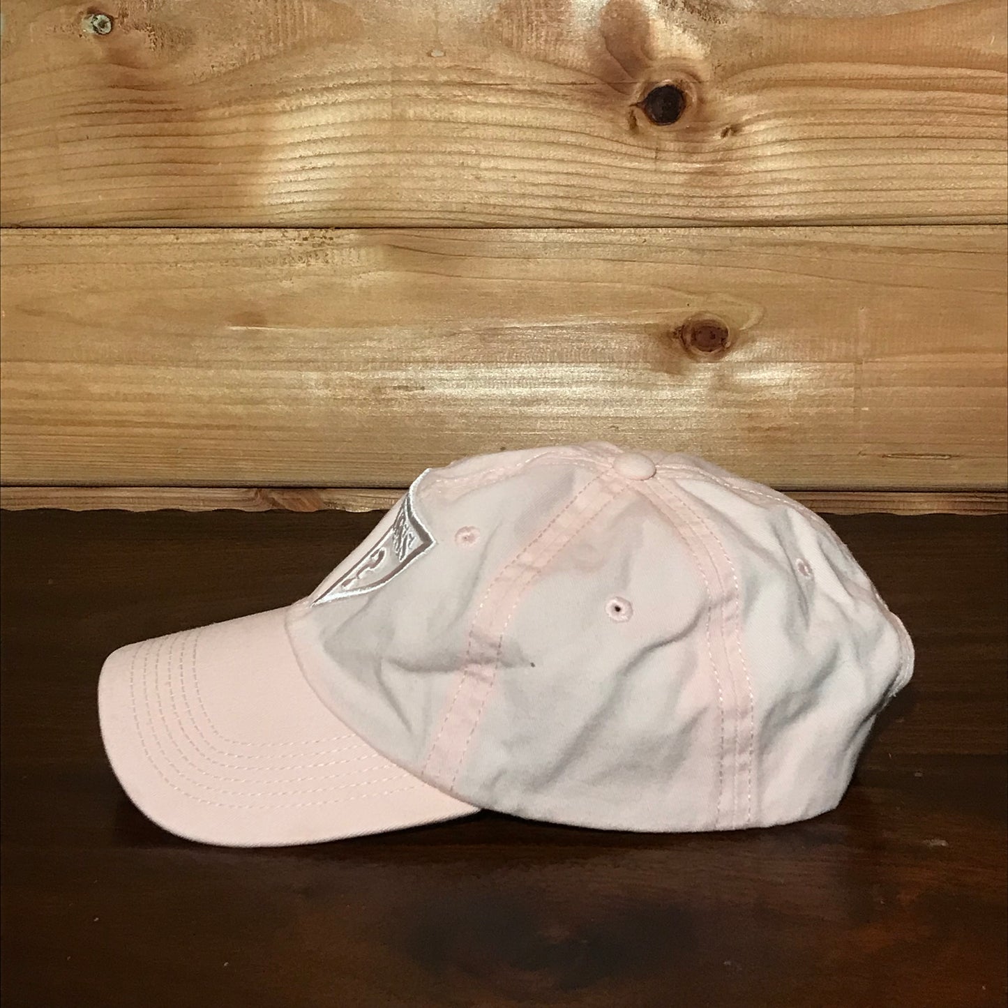 Guess Triangular Centre Spellout cap