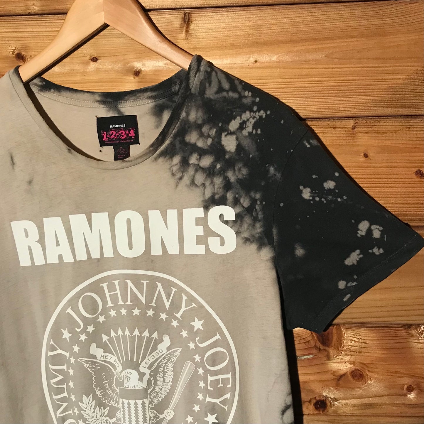 2017 Ramones Seal Stamp Spellout t shirt