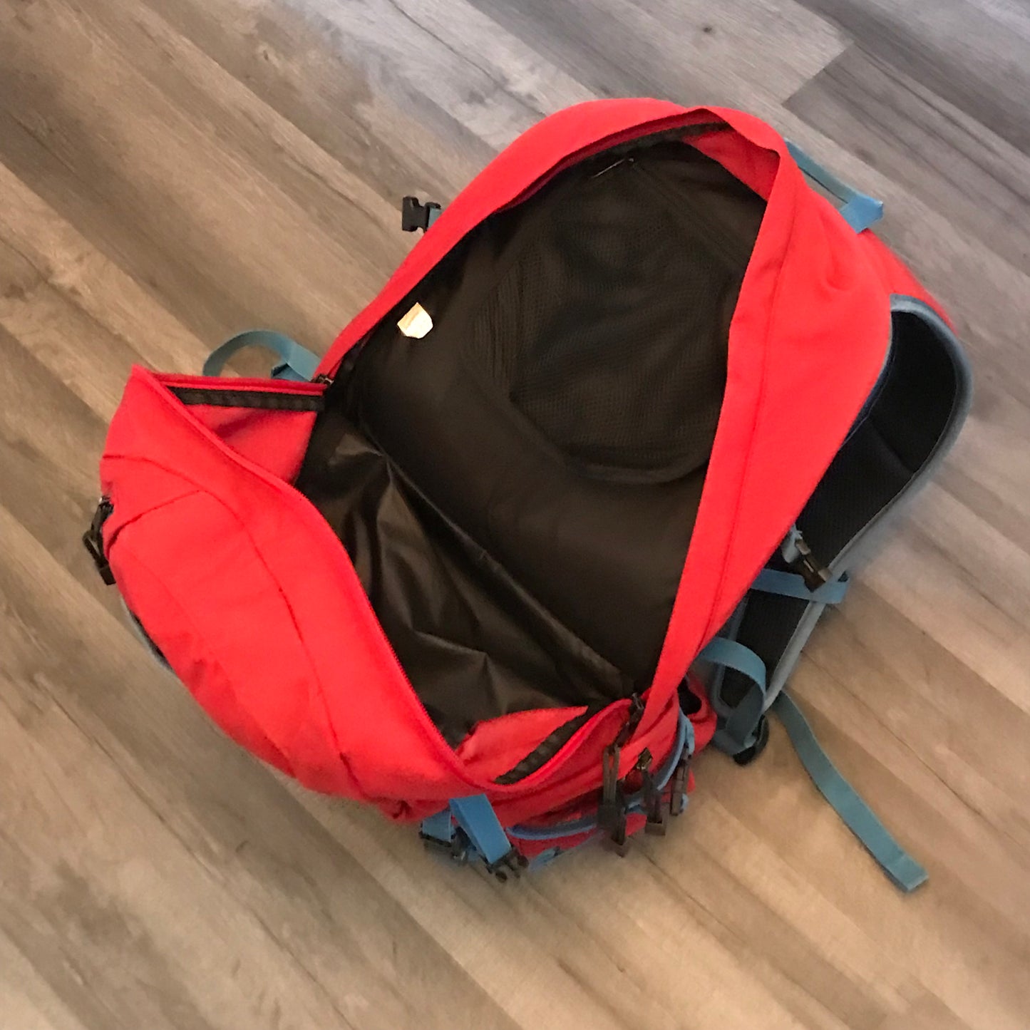 2010 Supreme Guide 28 backpack bag