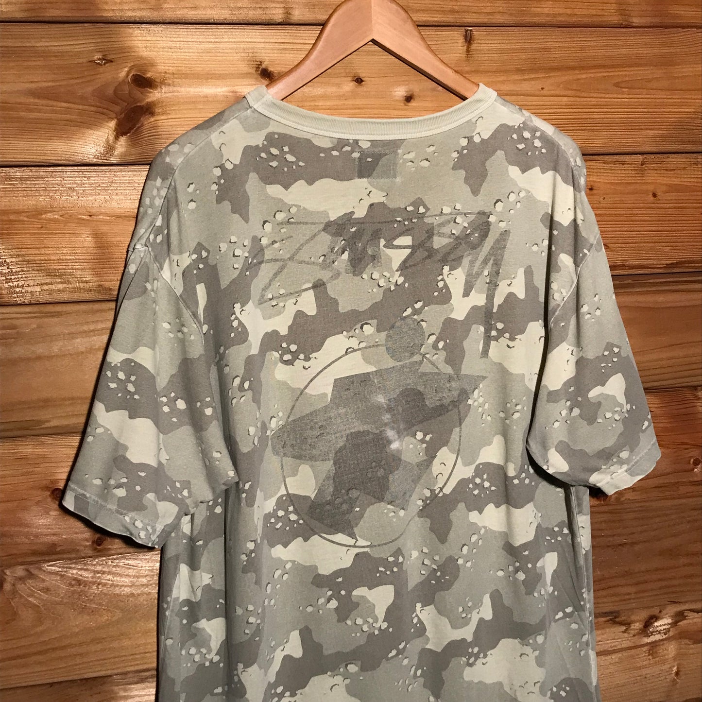 Stüssy Surfman Logo Desert Camo AOP t shirt